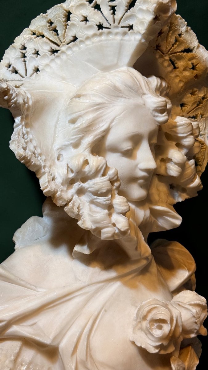 Buste jeune femme souriante, ornée de fleurs et coiffée d'un chapeau Marbre -photo-3