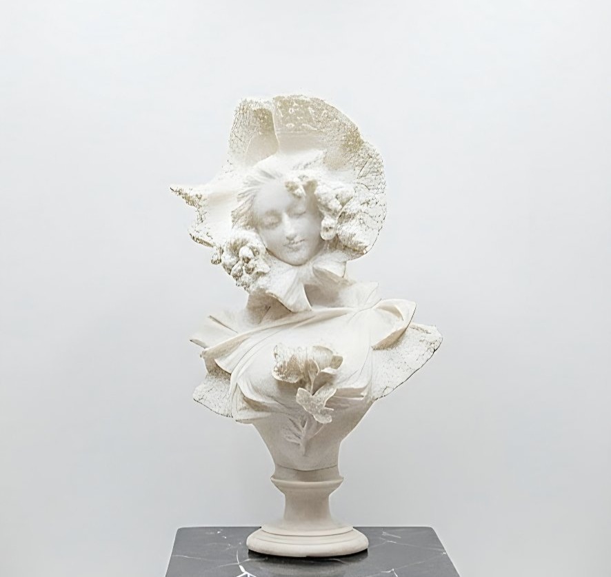 Buste jeune femme souriante, ornée de fleurs et coiffée d'un chapeau Marbre 