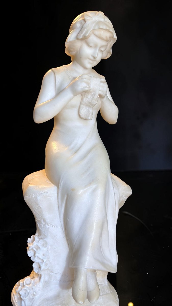 Statue représentant une jeune fille cousant avec une pelote de laine-photo-3