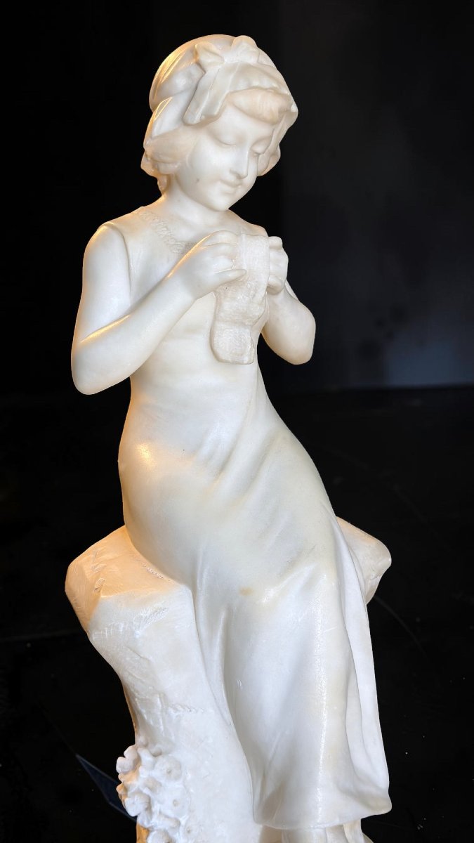 Statue représentant une jeune fille cousant avec une pelote de laine-photo-4