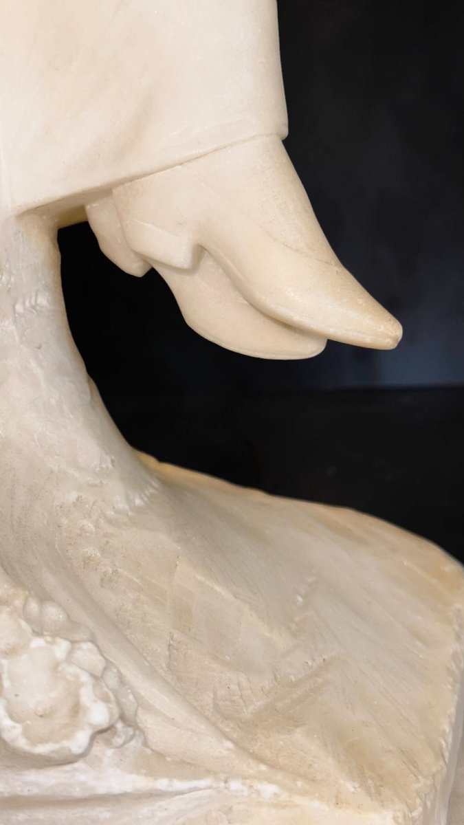 Statue représentant une jeune fille cousant avec une pelote de laine-photo-2