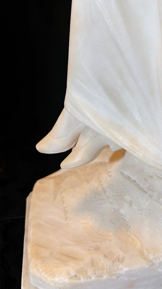 Statue représentant une jeune fille cousant avec une pelote de laine-photo-6