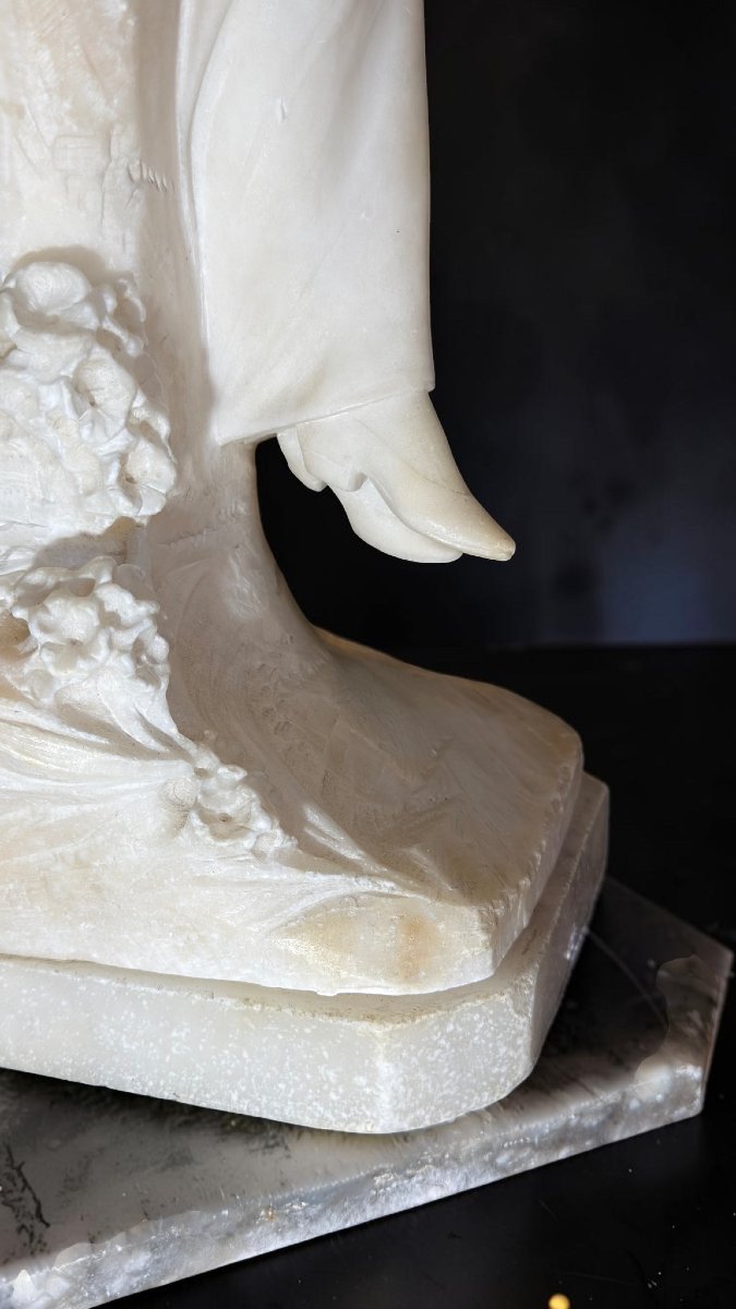 Statue représentant une jeune fille cousant avec une pelote de laine-photo-7