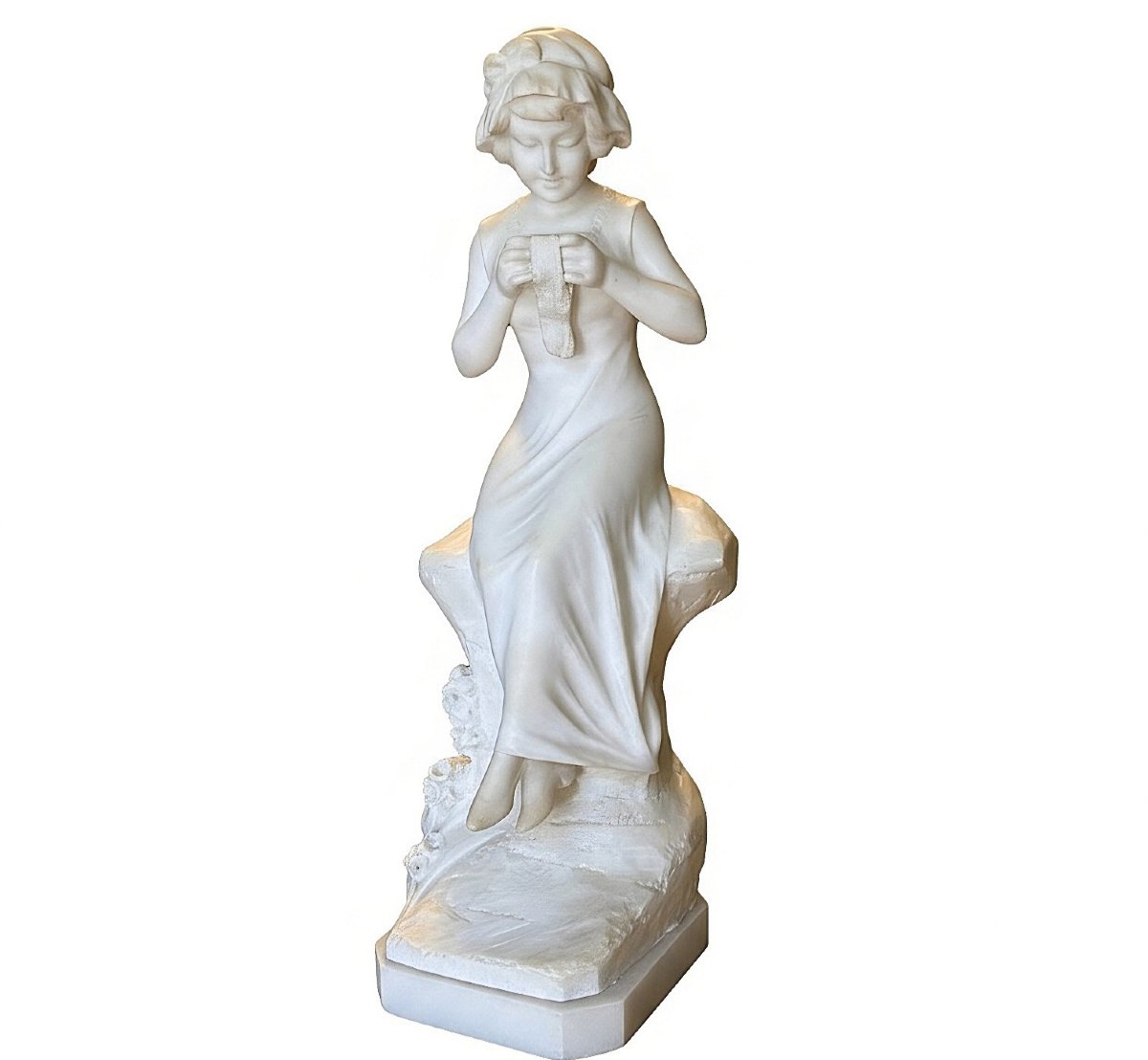 Statue représentant une jeune fille cousant avec une pelote de laine