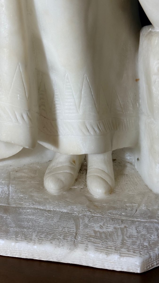 Statue représentant une dame néoclassique tenant une cruche -photo-1