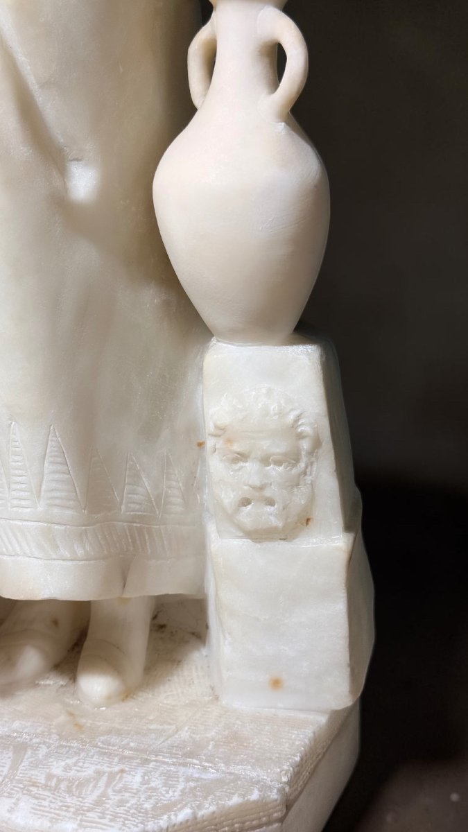 Statue représentant une dame néoclassique tenant une cruche -photo-2