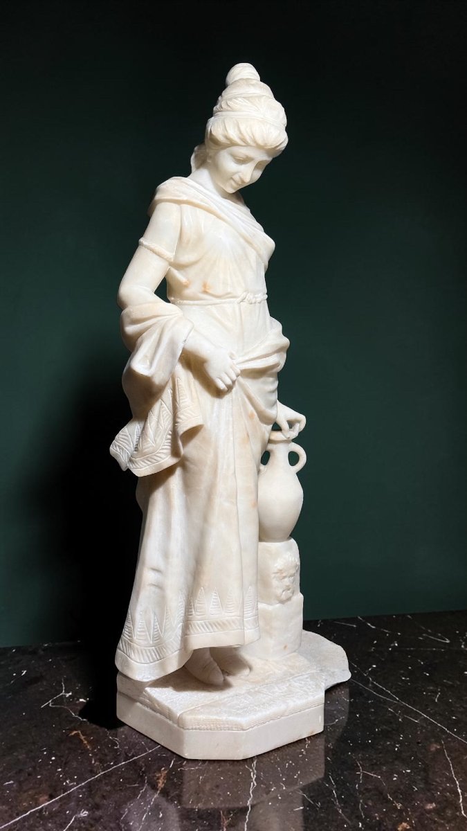 Statue représentant une dame néoclassique tenant une cruche -photo-4
