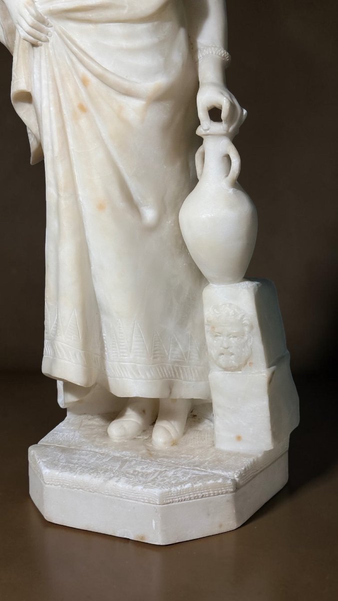 Statue représentant une dame néoclassique tenant une cruche -photo-7