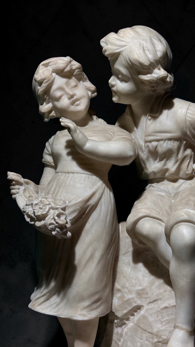 Statue Depicting A Young Couple Of Children -photo-7
