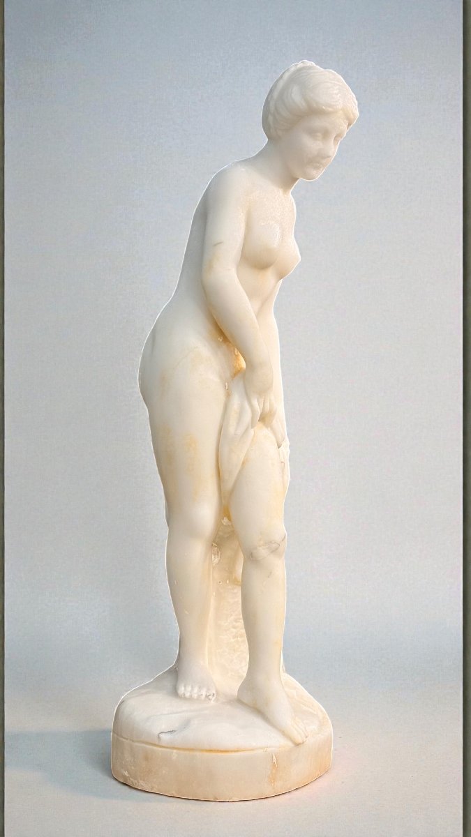 Statue Nude Woman In Carrara Marble -photo-1