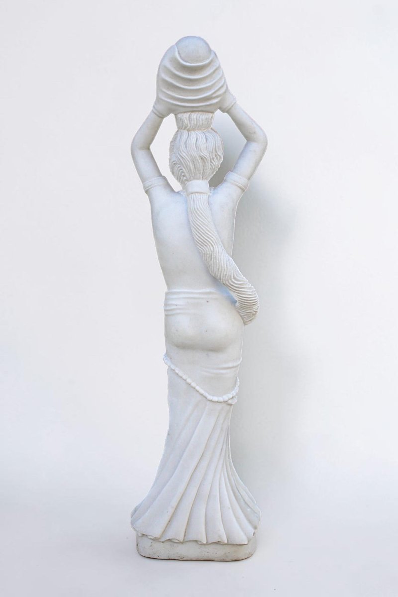 Statue fille souriante tenant une cruche, sculptée dans du Marbre Blanc-photo-2
