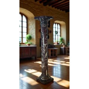 Colonne en marbre rouge