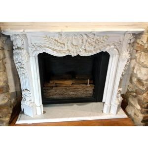 Cadre de cheminée en marbre blanc de Carrare statuaire, XXe siècle.