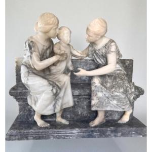 Groupe sculptural deux enfants jouant sur un banc, tenant un bébé dans leurs bras, Marbre Blanc