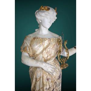 Statue Monumentale représentant Hébé,  jouant de la lyre, couronne ornée d'or, Marbre Rare PUGI