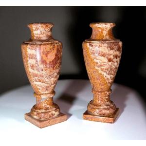 Vases en marbre rouge