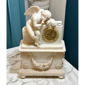 horloge française avec sculpture représentant un petit ange