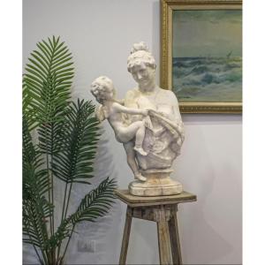 Grand Statue jolie jeune fille souriante, enveloppée par Éros, Marbre blanc Statuaire Carrara