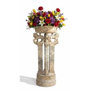 Bénitier Monumental soutenu par Quatre Lions sculptés à la main dans du marbre Arabescato