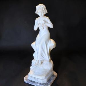 Statue représentant une jeune fille cousant avec une pelote de laine, Parent, Marbre