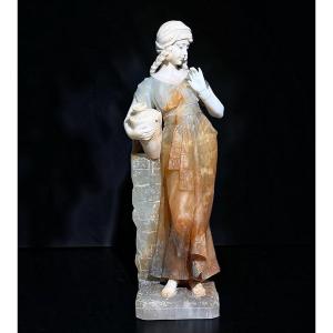 Statue jeune fille souriante tenant une cruche, en Onyx e Marbre Carrara