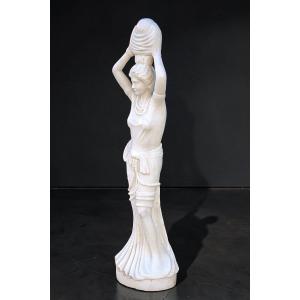 Statue représentant une jeune fille souriante tenant une cruche, Marbre Carrara