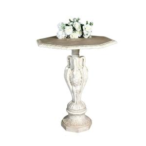 Guéridon Marbre Carrara orné de cygnes, reposant sur un socle décoré de feuilles