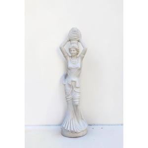 Statue fille souriante tenant une cruche, sculptée dans du Marbre Blanc