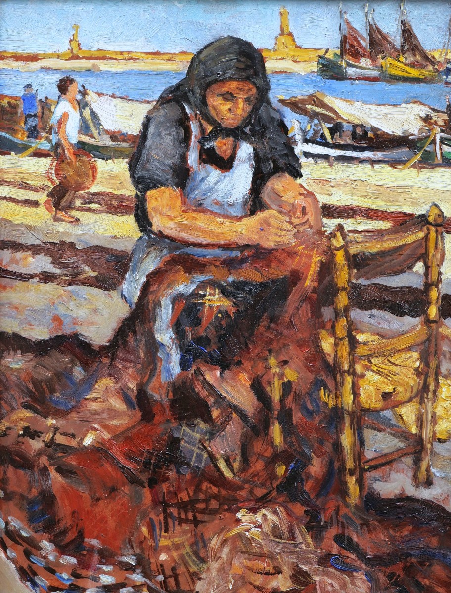 École FRANÇAISE circa 1940-1950, Femme ravaudant un filet sur le quai d'un port au Portugal