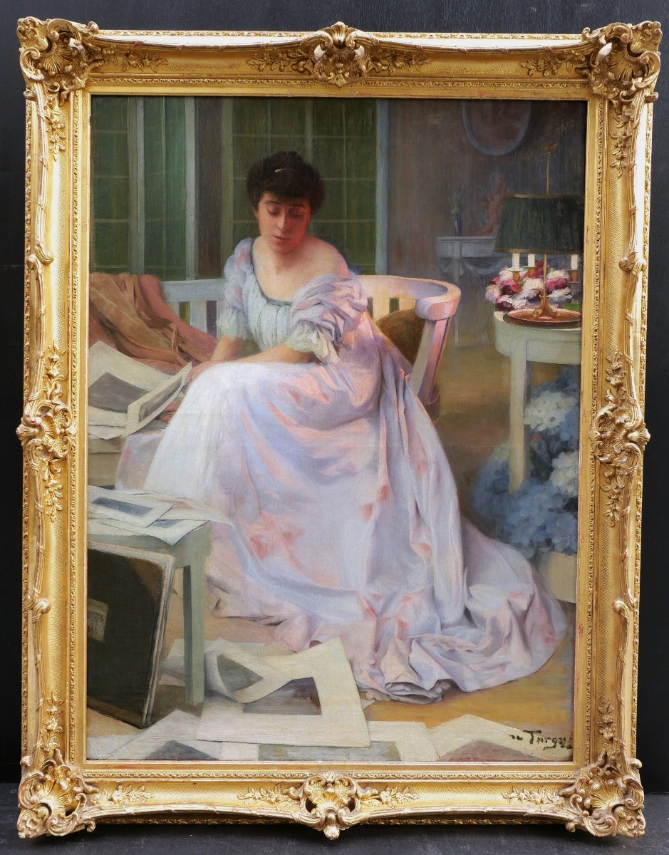 Baron Paul de TURGY, La femme de l'artiste au salon, feuilletant des estampes (GRAND FORMAT)-photo-1