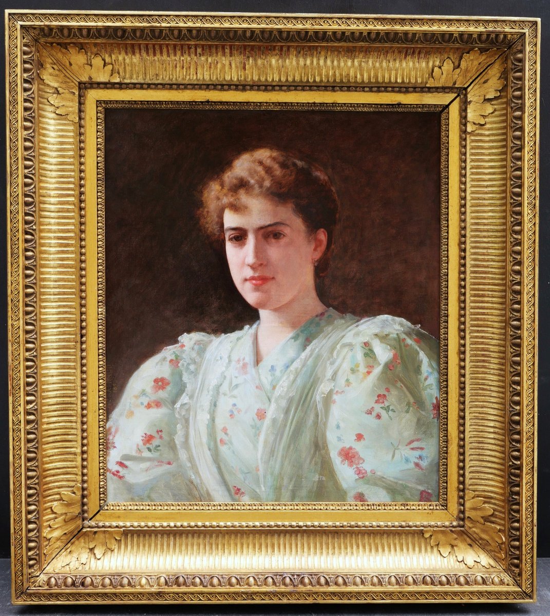 Auguste RAYNAUD, Portrait de jeune femme en robe vert pâle à motifs fleuris, tableau-photo-4
