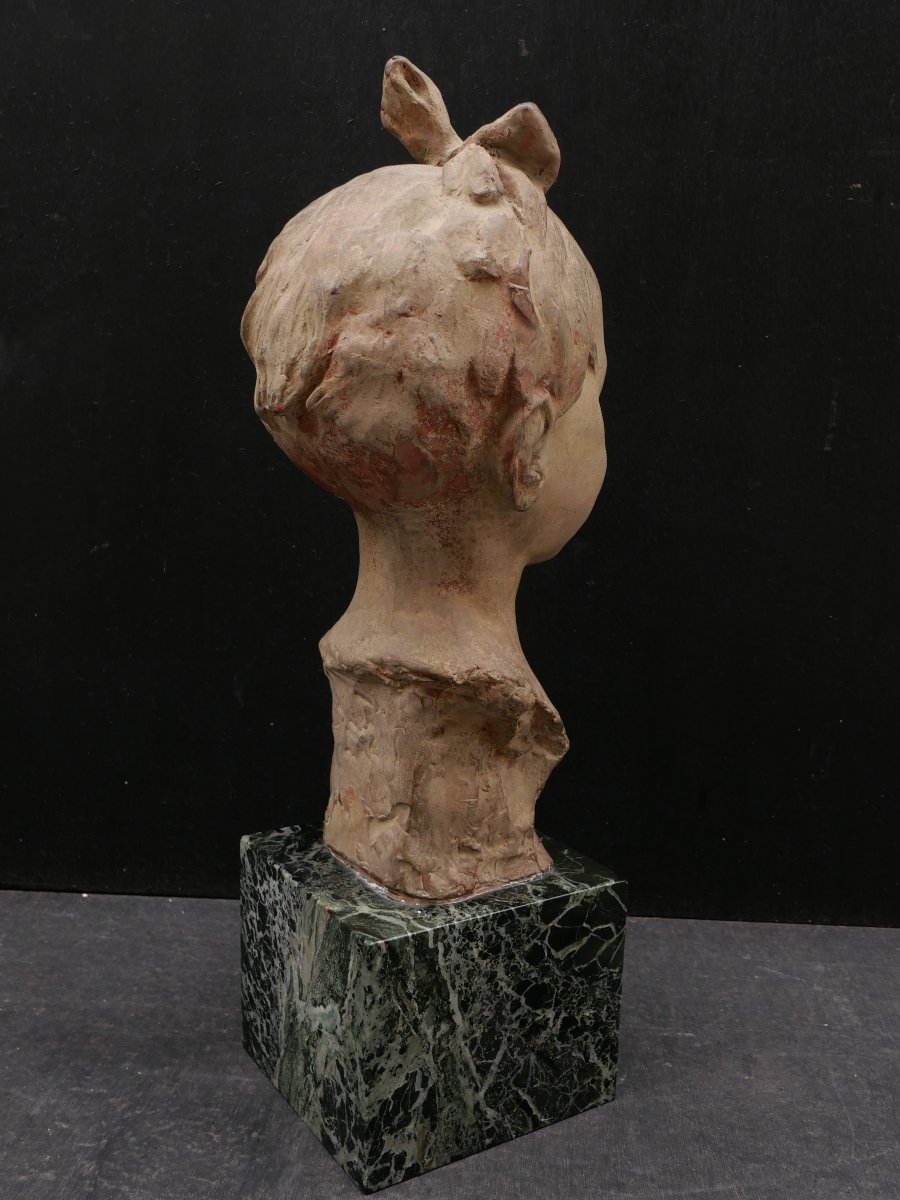Attribué à Albert Henri MARQUE, Tête de petite fille au noeud dans les cheveux, terre cuite-photo-1