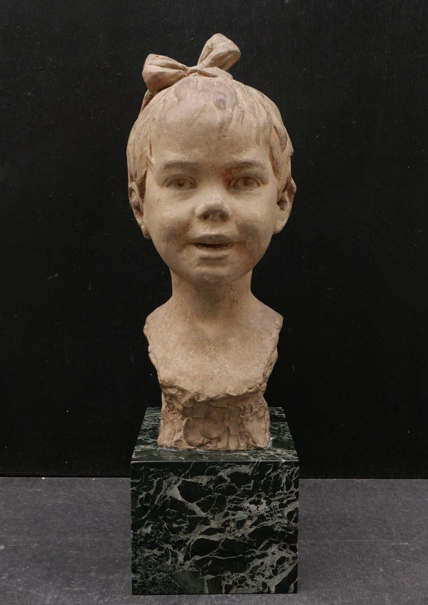 Attribué à Albert Henri MARQUE, Tête de petite fille au noeud dans les cheveux, terre cuite