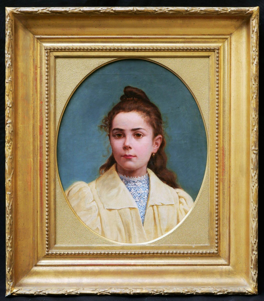 École FRANÇAISE circa 1880, Portrait de petite fille brune aux yeux noisette