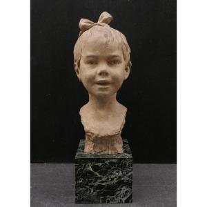 Attribué à Albert Henri MARQUE, Tête de petite fille au noeud dans les cheveux, terre cuite
