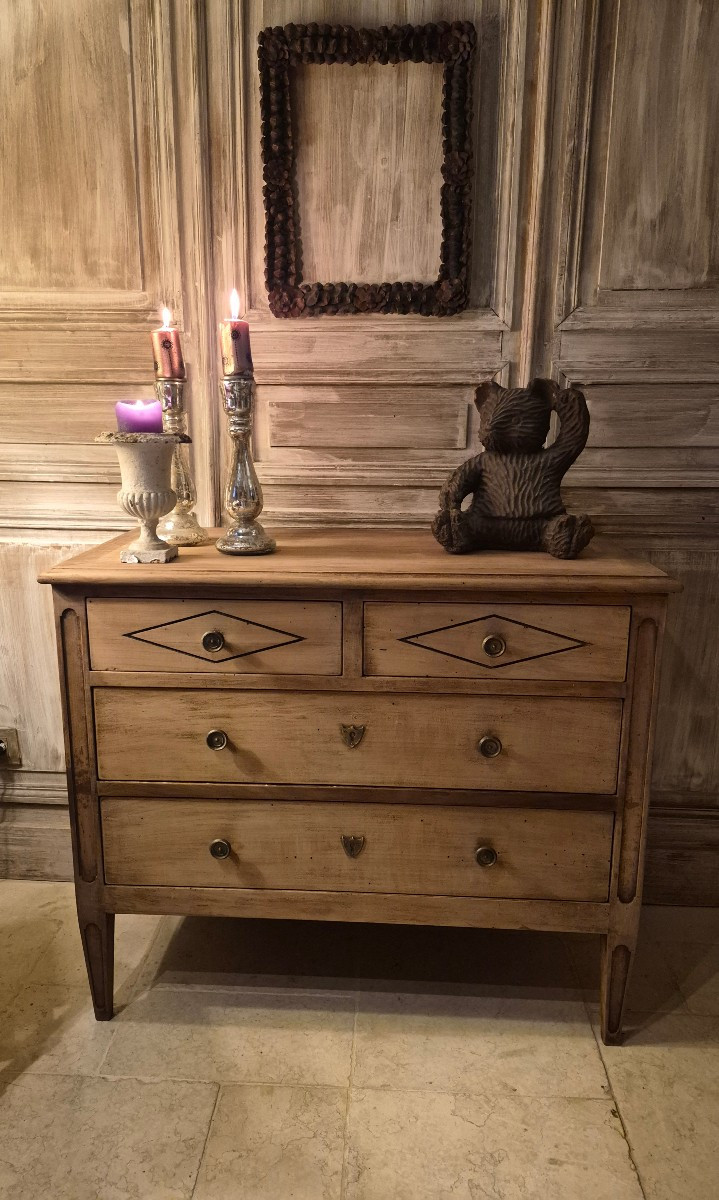 Petite commode en bois brut