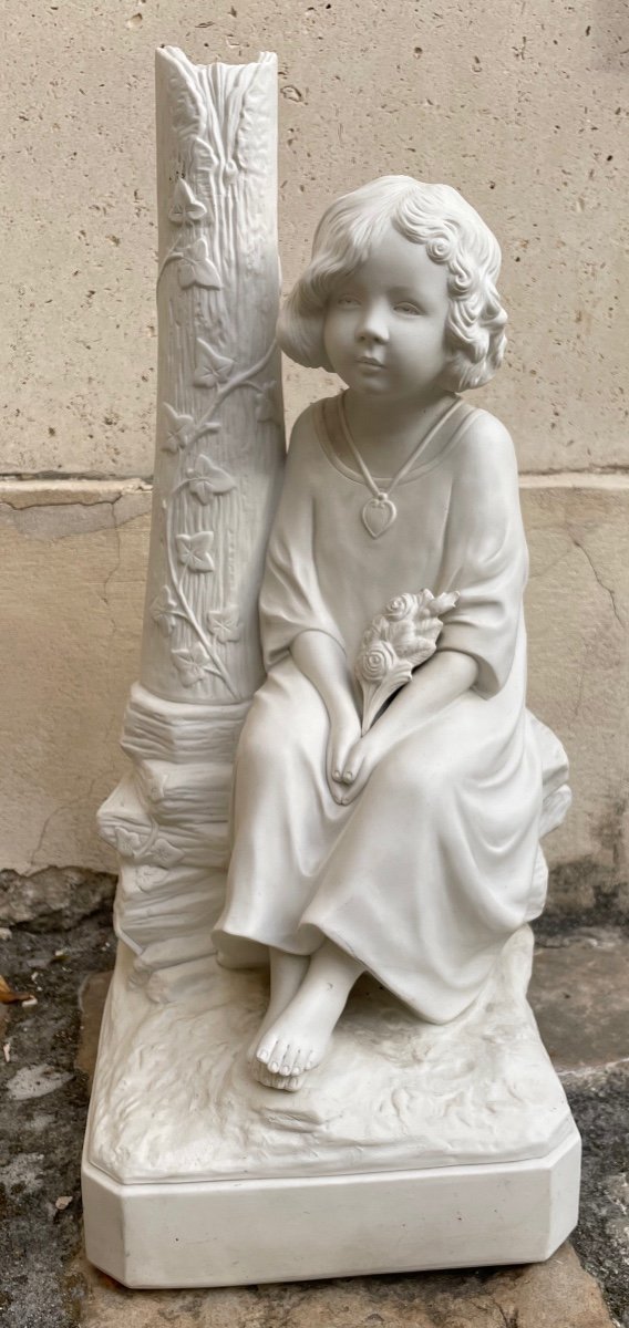Sculpture En Biscuit. Fillette Au Tronc d'Arbre-photo-3