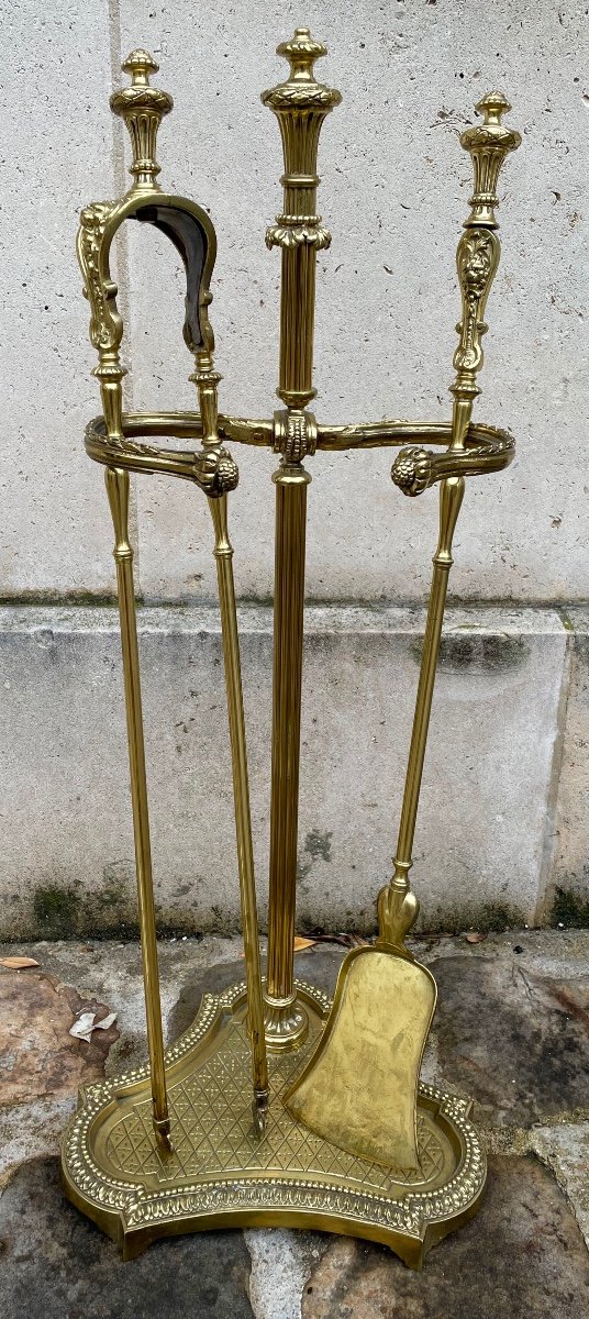 Serviteur De Cheminée. Nécessaire De Cheminée Louis XVI En Bronze