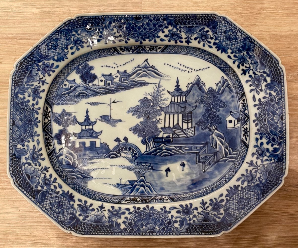 Plat Qianlong. Porcelaine De Chine Bleu Blanc  18e Siècle