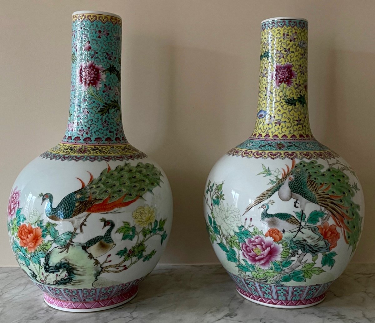 Paire De Vases Chinois En Porcelaine Dure