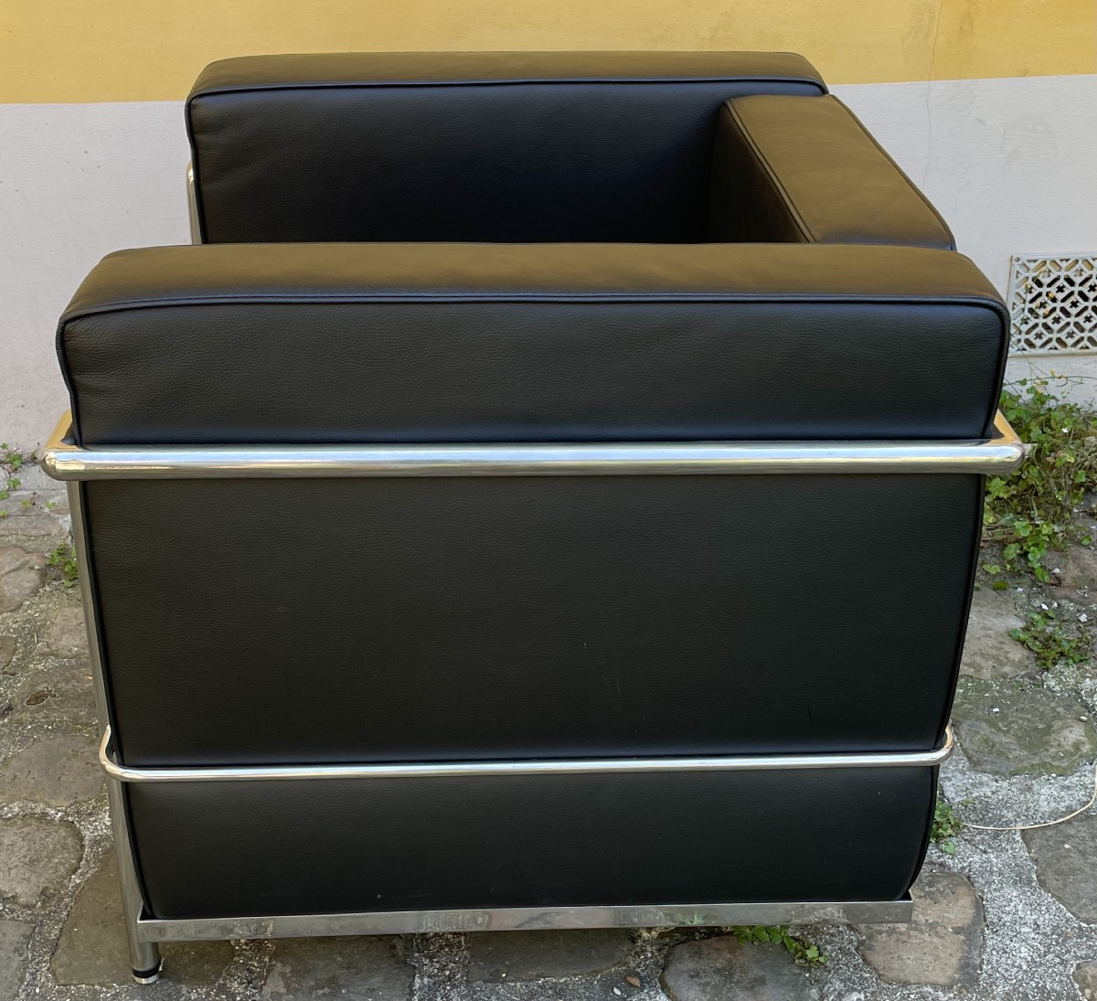 Paire de fauteuils Art Déco . Type LC2 par le Corbusier.-photo-4