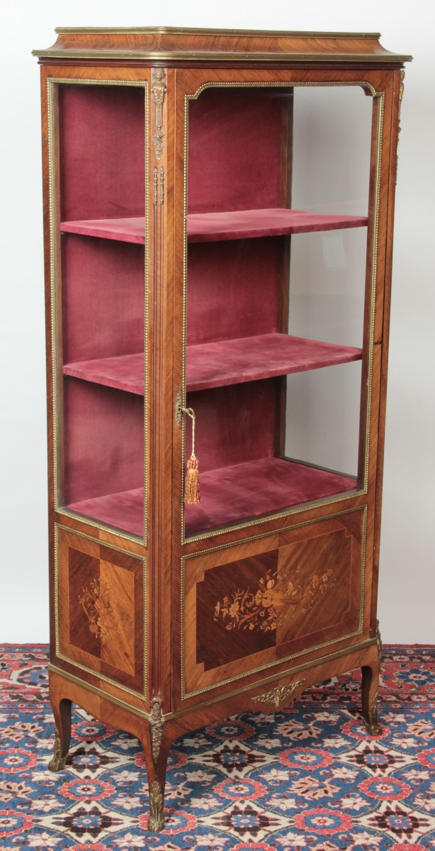 Vitrine marquetée de style Transition