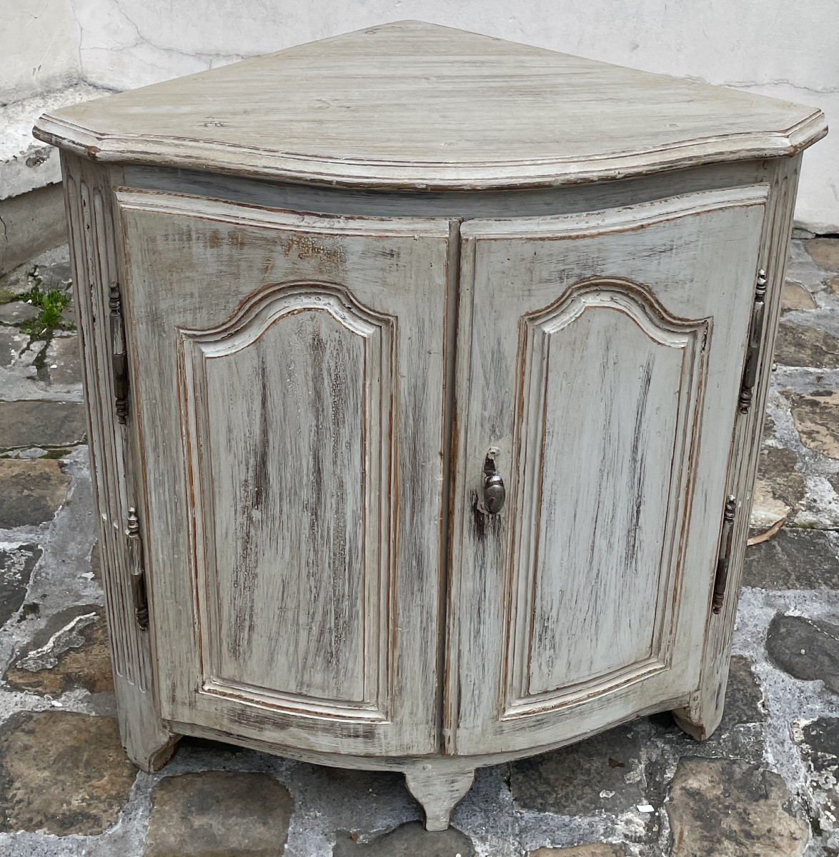 Encoignure d'époque Louis XV, en bois laqué