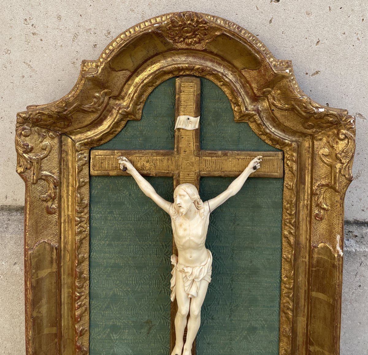 Crucifix en ivoire au christ vivant d'époque Régence-photo-2