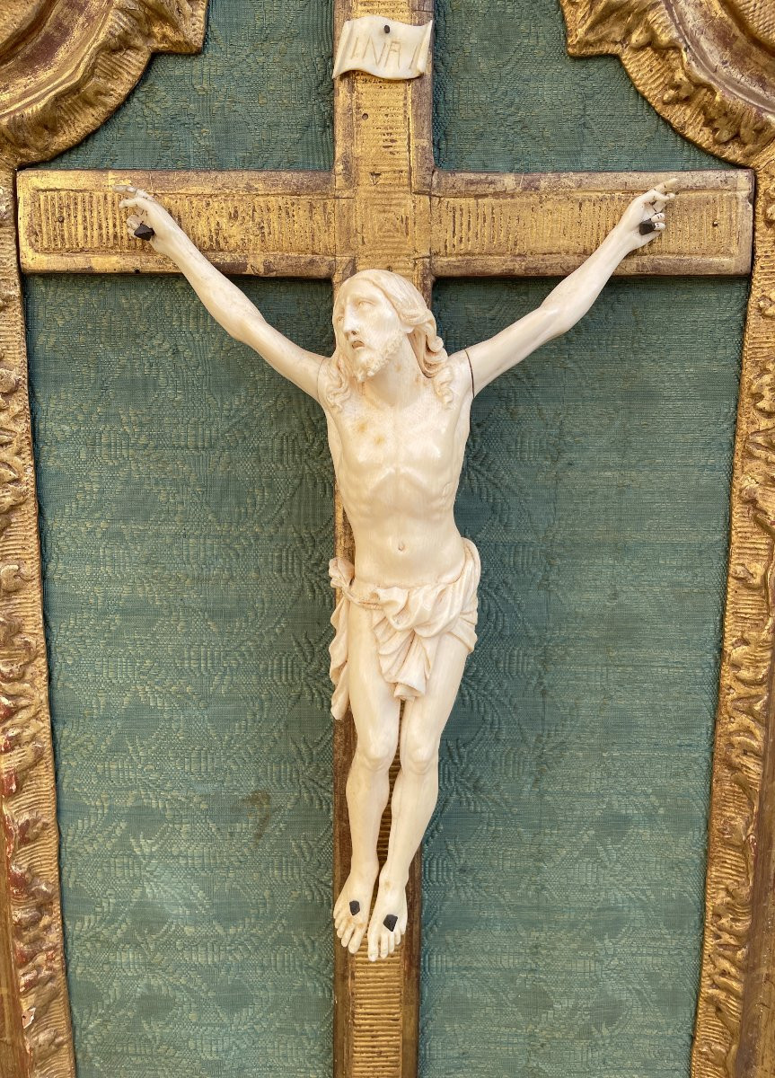 Crucifix en ivoire au christ vivant d'époque Régence-photo-3