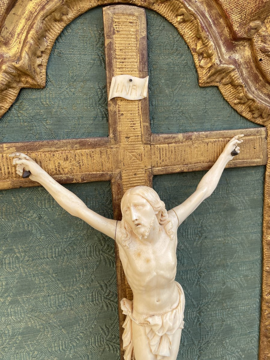 Crucifix en ivoire au christ vivant d'époque Régence-photo-4