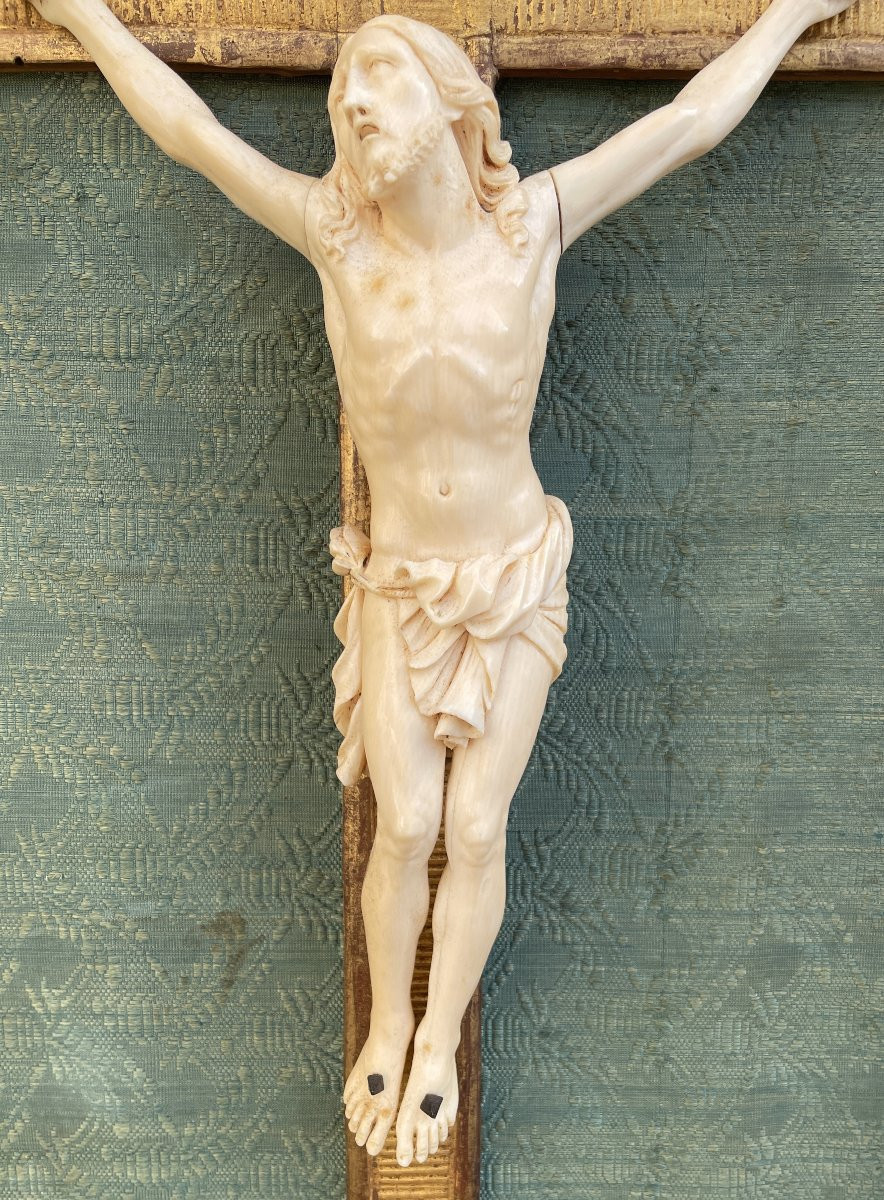 Crucifix en ivoire au christ vivant d'époque Régence-photo-1