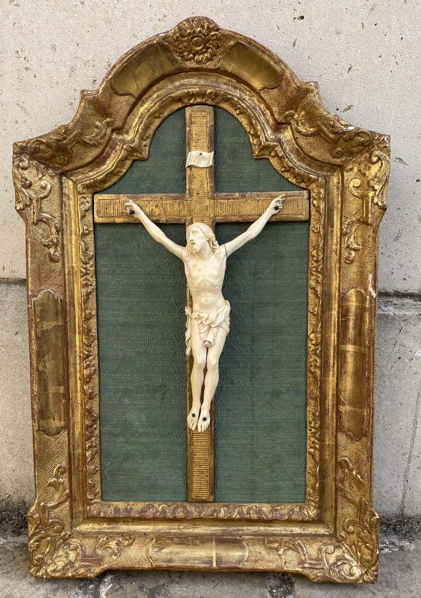 Crucifix en ivoire au christ vivant d'époque Régence