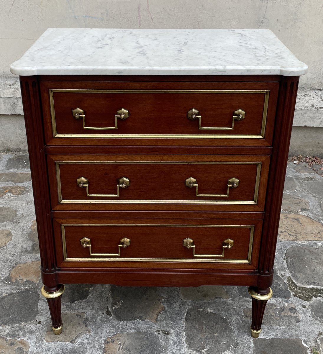 Commode de style Louis XVI en acajou
