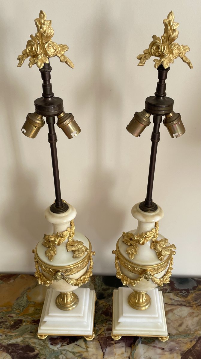 Paire de lampes Louis XVI en marbre de Carrare et bronze doré-photo-2